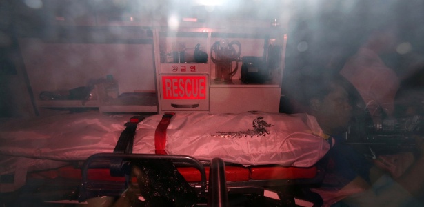 Ambulância transporta o corpo de Yoo Byung-un, 73, dono da balsa Sewol - Park Cheol-hong/Yonhap/Reuters