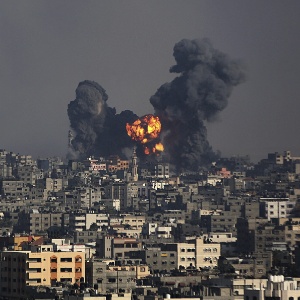 22.jul.2014 - Seis palestinos, entre eles três mulheres - uma delas grávida - e uma menina, morreram com os bombardeios israelenses na Faixa de Gaza - Mohammed Saber/EFE