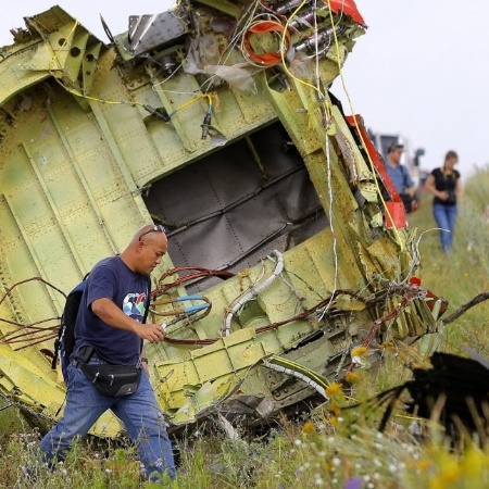 Técnicos malaios inspecionam destroços do Boeing 777 da Malaysia Airlines que caiu no leste da Ucrânia em julho de 2014 - Robert Ghement - 22.jul.2014 /EFE