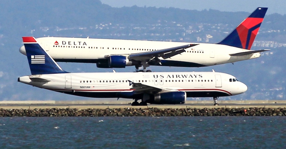 22.jul.2014 - Avião pousa enquanto aguarda outro avião para decolar no aeroporto de San Francisco, na Califórnia, nos EUA