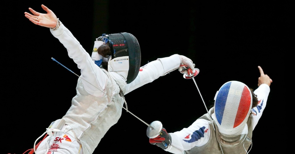 22.jul.2014 - Esgrimista Hyun Hee Nam (esquerda), da Coreia do Sul, disputa com Ysoara Thibus (direita), da França, no Campeonato Mundial de Esgrima, em Kazan, na Rússia
