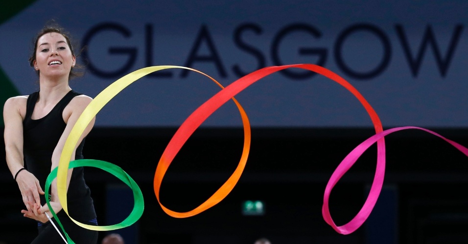 22.jul.2014 - A ginasta Julene van Rooyen, da África do Sul, treina ginástica rítmica para se preparar para os jogos da Commonwealth em Glasgow, na Escócia