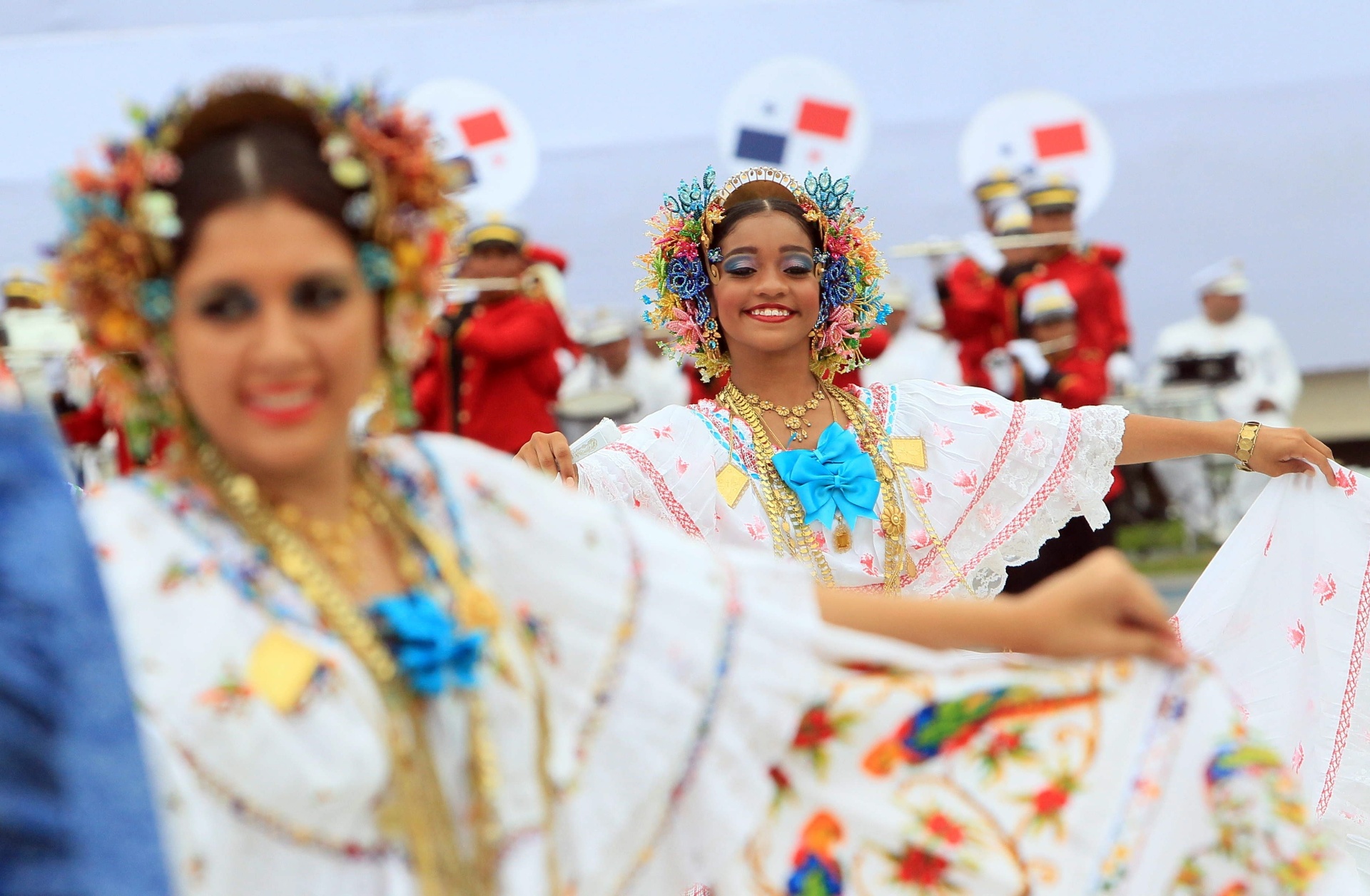 PANAMÁ - Mulheres vestidas com trajes tradicionais participam de cerimônia no Panamá - Alejandro Bolivar/EFE