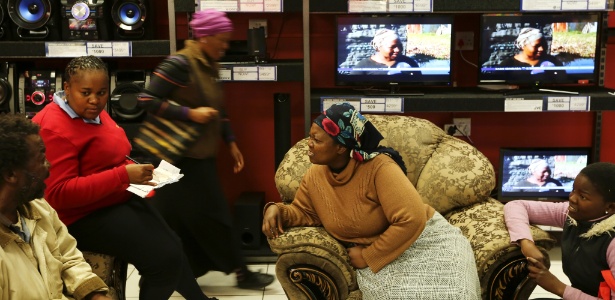 Sul-africanos negociam a compra de produtos em uma loja de eletrodomésticos no Daveyton Mall, em Daveyton, África do Sul. À medida que a classe média se expande por todo o continente, a demanda do consumidor alimenta a economia africana de novas maneiras  - João Silva / The New York Times