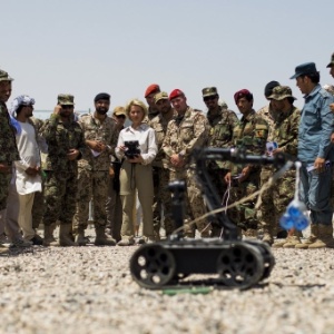 A ministra da Defesa da Alemanha, Ursula von der Leyen (ao centro), comanda um robô que desarma bombas, em um centro de treinamento no Afeganistão - Thomas Peter/Reuters