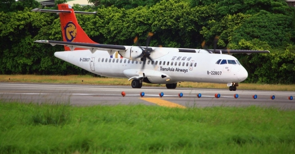 Avião cai durante pouso de emergência em Taiwan - BOL Fotos - BOL Fotos