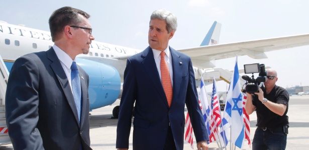 Kerry (à direita) - na foto com o vice-chefe da missão da embaixada norte-americana em Israel, Bill Grant - não tem conseguido a atenção dos israelenses - Charles Dharapa/Reuters/Arquivo
