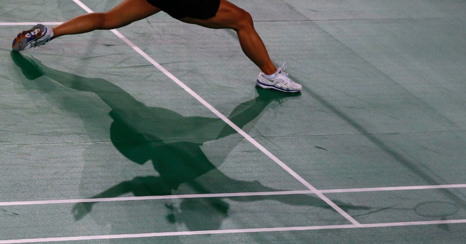 24.jul.2014 - Atleta Michelle Chan, da Nova Zelândia, se estica para chegar à peteca durante jogo de badminton contra Elena Johnson, de Guernsey, nos Jogos da Commonwealth de 2014 de Glasgow, na Escócia