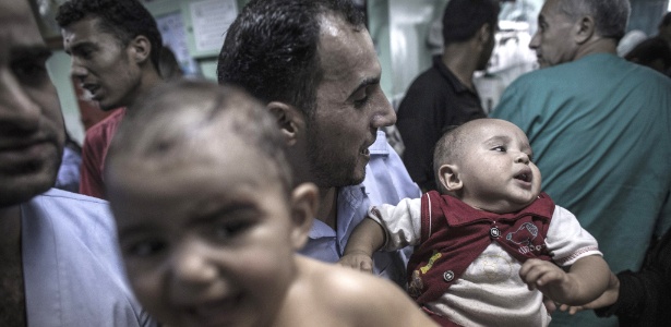 Bebês choram ao serem atendidos após o bombardeio a escola da ONU em Beit Hanoun - Oliver Weiken/EFE