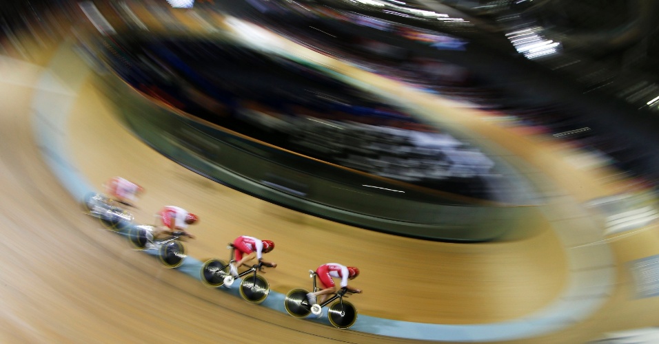 24.jul.2014 - Equipe inglesa de ciclismo disputa uma prova classificatória durante os Jogos da Commonwealth de 2014 no velódromo Chris Hoy, em Glasgow, na Escócia