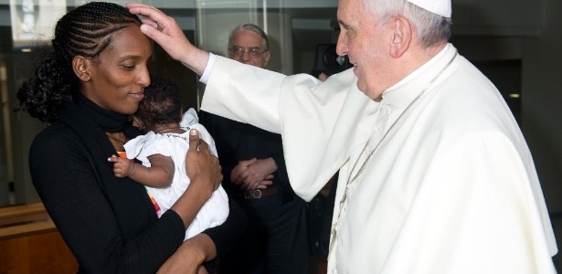 Papa Francisco abençoa a cristã sudanesa Mariam Yahia Ibrahim Ishag e sua filha em encontro privado no Vaticano no dia 24 de julho - AFP/Osservatore Romano