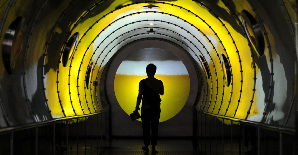 24.jul.2014 - Um homem caminha através de um túnel enquanto visita o museu da cerveja em Qingdao, província de Shandong, na China