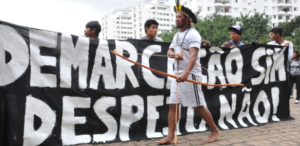 Índios realizam protesto na avenida Paulista contra a reintegração de posse da aldeia, onde vivem cerca de 500 indígenas - J. Duran Machfee/Futura Press/Estadão Conteúdo
