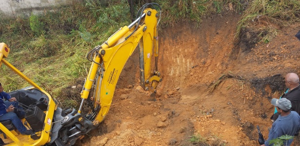 Retroescavadeira começa trabalhos de escavação em Vespasiano, perto de BH - Rayder Bragon/UOL
