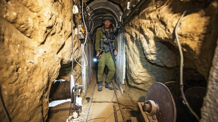 Soldado israelense mostra um túnel usado por militantes palestinos para atravessar a fronteira para Israel, em Gaza