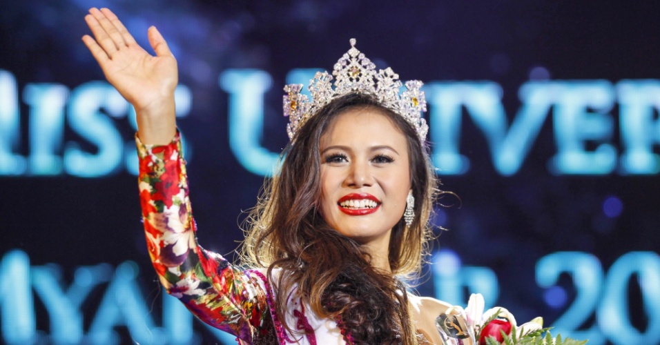 26.jul.2014 - A modelo Sharr Htut Eaindra (centro) foi eleita miss universo Mianmar de 2014 em desfile no Teatro Nacional da cidade de Rangum
