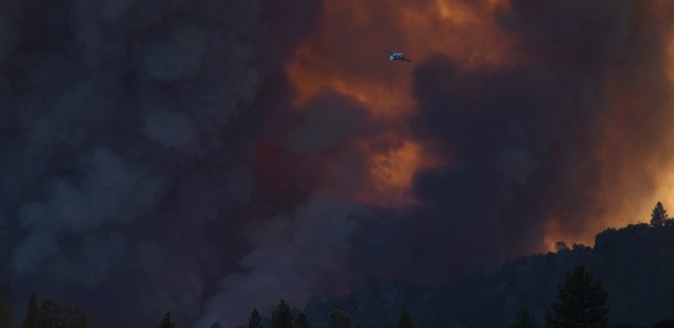 27.jul.2014 - Aeronave sobrevoa incêndio em Plymouth, no norte da Califórnia - Max Whittaker/Reuters