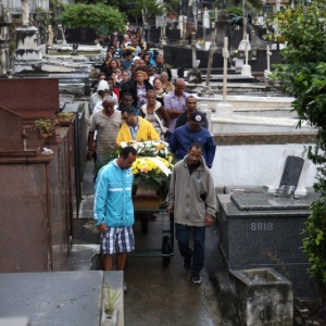Enterro de Vitor Luis Rodrigues, morto no Morro do Fogueteiro, no Rio Comprido - Thiago Lontra / Extra