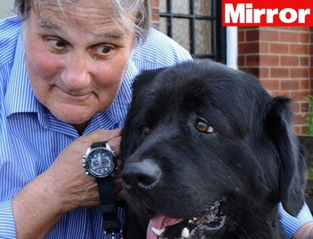 Terry Morgan, 66, com seu cão, Charlie, e o relógio de 500 libras após ser recuperado - Reprodução/Mirror