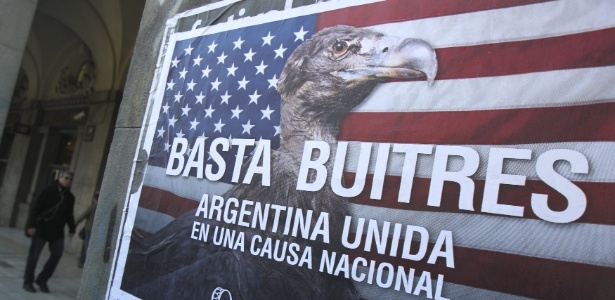 Cartaz contra fundos especulativos, chamados de fundos abutres, em Buenos Aires - David Fernández/Efe