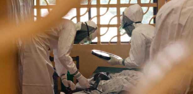 Médicos cuidam de paciente com ebola em hospital de Monrovia, na Libéria - Reuters