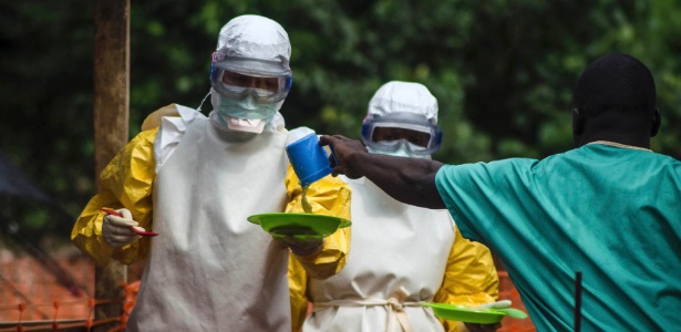 Equipe dos Médicos sem Fronteiras traz comida para pacientes infectados com vírus do ebola, mantidos em isolamento em Kailahun, em Serra Leoa - Tommy Trenchard/Reuters