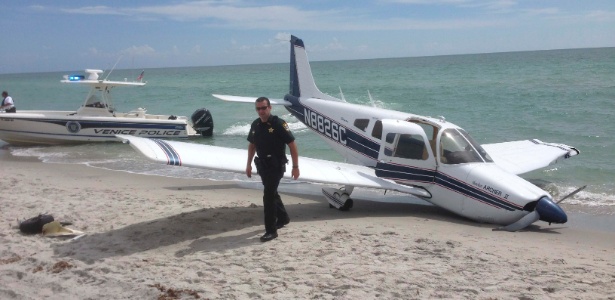 Foto divulgada pela polícia do condado de Sarasota mostra a aeronave Piper Cherokee acidente na praia de Venice, na Flórida - Reuters/Divulgação