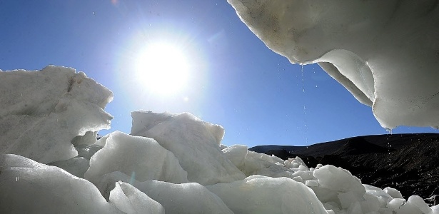 Imagens mostram a geleira Purog Kangri, no Tibete, que está derretendo por influência do aquecimento global - Tang Zhaoming/Xinhua