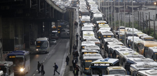 Motorista enfrenta trânsito carregado na chegada ao Rio de Janeiro pela Ponte Rio-Niterói, na manhã desta segunda-feira (28) - Ale Silva/Futura Press/Estadão Conteúdo