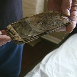 Ariel Tolfree encontrou seu Galaxy S4 derretido embaixo do travesseiro - Reprodução/4FOx