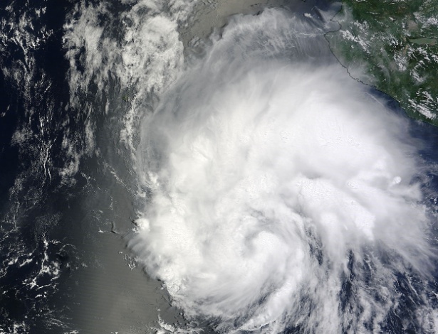 Satélite da Nasa capta imagem da tempestade tropical Hernan passando pela península da Baixa Califórnia (noroeste do México). Ela perdeu intensidade durante a madrugada desta segunda-feira, informaram meteorologistas dos Estados Unidos - Nasa