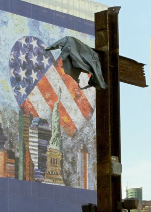 Viga do WTC (World Trade Center) em forma de cruz, em Nova York (EUA) - Jim Bourg/Reuters