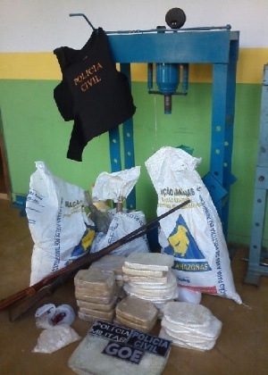 Além da cocaína e material para seu refinamento, foram apreendidas armas e material para embalar a droga - Divulgação/Polícia Civil de Rondônia