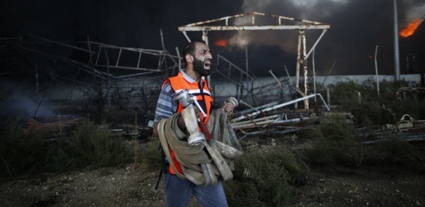 Bombeiro tenta apagar fogo no depósito de combustível de usina de energia de Gaza - Mahmud Hams/AFP