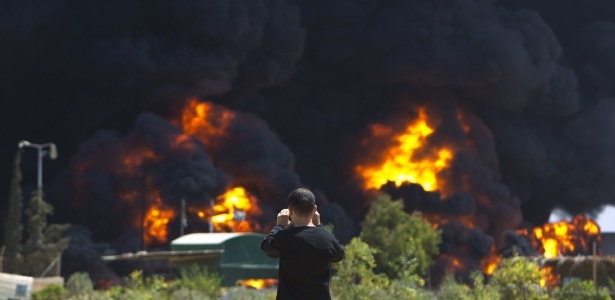 Depósito de combustível da única usina de energia em Gaza é atingido por Israel - Mahmud Hams/AFP  