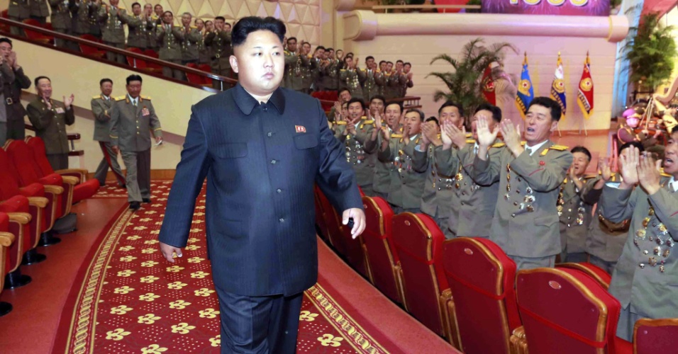 29.jul.2014 - O líder norte-coreano, Kim Jong-un, é aplaudido ao chegar para apresentação do coral nacional em Pyongyang, como parte das comemorações pelos 61 anos do fim do combate armado com a Coreia do Sul (1950-53)