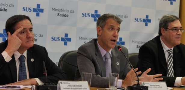 O secretário de Saúde, Jarbas Barbosa (à esq.), e o ministro da Saúde, Arthur Chioro (centro), durante anúncio da inclusão da vacina no calendário do SUS - Agência Brasil