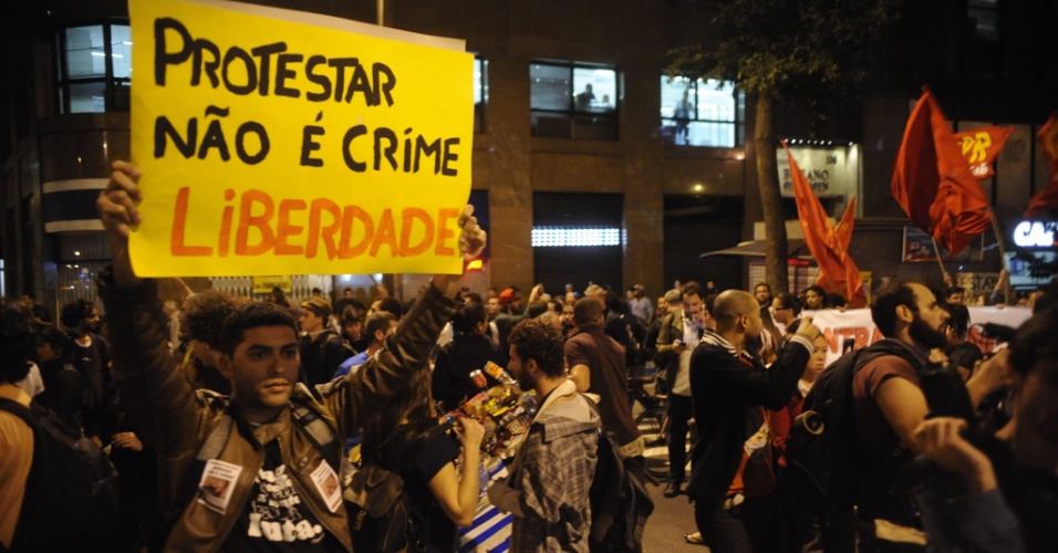 30.jul.2014 - Ativista segura cartaz durante protesto contra a repressão policial e a criminalização das manifestações, nesta quarta-feira, no Rio de Janeiro