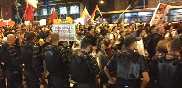 Manifestantes se reúnem no Rio de Janeiro "contra a criminalização das lutas, movimentos sociais e ativistas" - Gustavo Maia/UOL