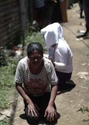 30.jul.2014 - Mulher chora ajoelhada na favela "Buena Vista" durante desocupação, na Cidade da Guatelama. Os moradores afirmam que a área é ocupada há dois anos por 160 famílias de baixa renda - Jorge Dan Lopez/Reuters