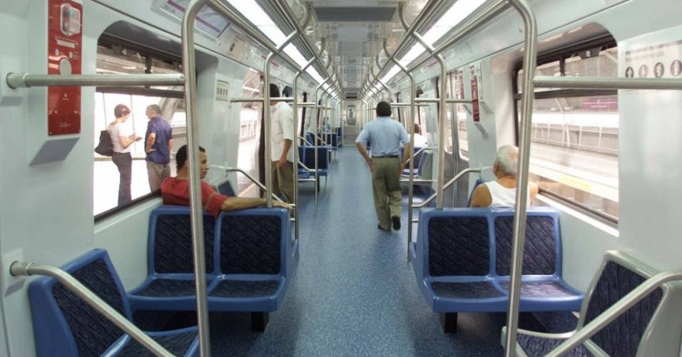 20.out.2002 - Trem do Metrô na inauguração da estação Capão Redondo, na zona sul, em 2002. A linha 5-lilás foi aberta, com seis estações, às vésperas do segundo turno das eleições