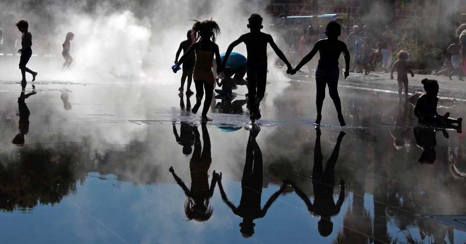 31.jul.2014 - Crianças brincam em uma fonte durante um dia quente e ensolarado em Nice, no litoral da França