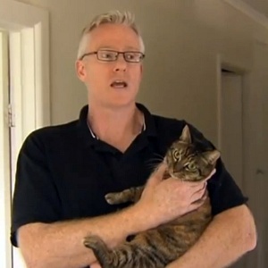 O australiano Matt Clayton diz que sua gata, Tilly, adotada de um abrigo, miava sem parar olhando para o teto da casa - Reprodução/7News