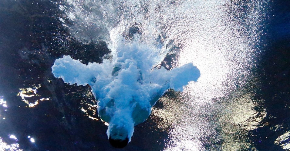 31.jul.2014 - Um atleta de salto ornamental é visto debaixo no momento do impacto com a água, em sessão de treinos para os Jogos da Commonwealth de 2014 em Edimburgo, na Escócia