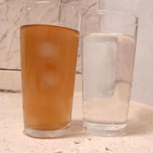 À esquerda, um copo com água retirada de uma torneira de uma residência de Itu; à direita, um copo com água mineral - Wanderson Faustino/Arquivo Pessoal