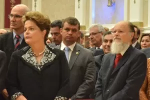 Bispo Edir Macedo promete orar por Dilma e pelo país