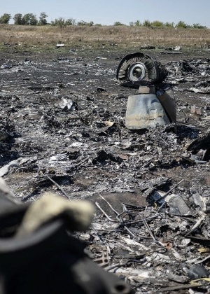 2.ago.2014 - Destroços do voo MH17 da Malaysia Airlines, que caiu na Ucrânia - Bulent Kilic/AFP