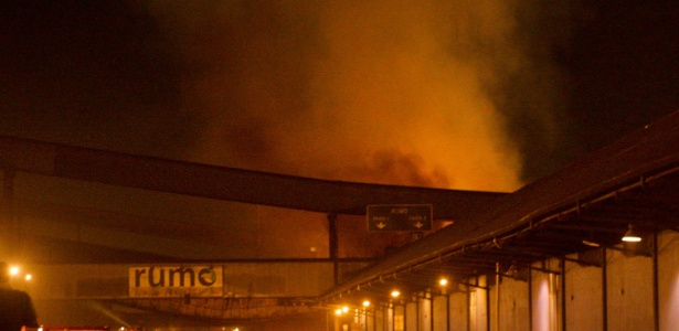 3.ago.2014 - Incêndio atinge armazéns do terminal açucareiro no litoral paulista - Delamonica/Futura Press/Estadão Conteúdo