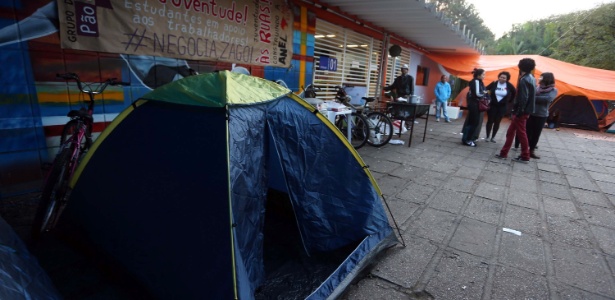 4.ago.2014 - Estudantes acampam em frente ao Cepeusp (Centro de Práticas Esportivas da USP), na Cidade Universitária - Marcos Bezerra/Futura Press/Estadão Conteúdo