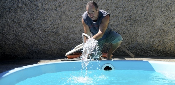 O representante comercial Roberto de Souza, 50, usa piscina de casa, em Itu (SP), para armazenar água. Ele não toma banho nela há quase um ano - Júnior Lago/UOL
